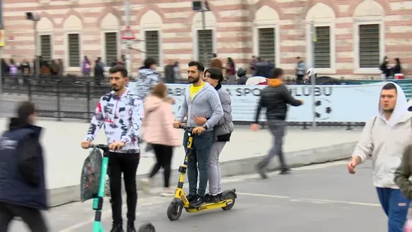istanbulda-scooter-ihlalleri-bitmek-bilmiyor-kimi-kopegiyle-kimi-arkadasiyla-bindi-iste-kural-tanimayan-scootercilar-1636356539764.jpg İstanbul'da scooter ihlalleri bitmek bilmiyor! Kimi köpeğiyle kimi arkadaşıyla bindi! İşte kural tanımayan scootercılar-6