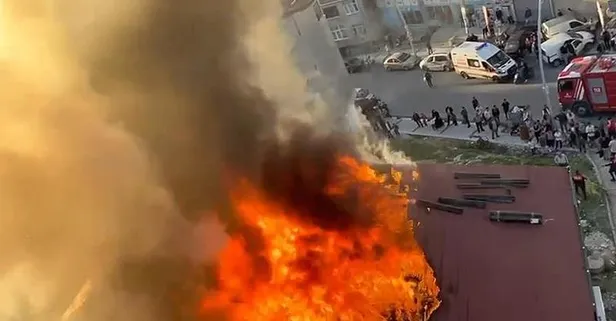 Arnavutköy’de 3 katlı binanın çatısı alevlere teslim oldu
