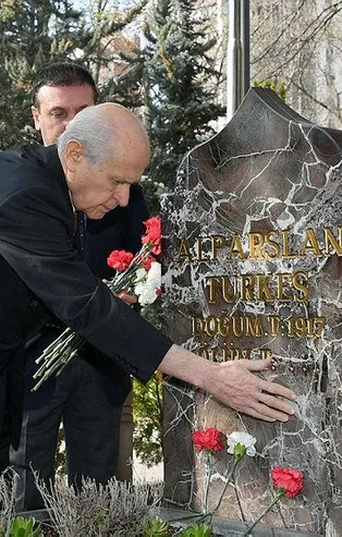 Son dakika: MHP lideri Bahçeli'den Merhum Türkeş'in Anıtmezarına ziyaret