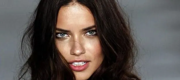 Adriana Lima'nın ayakları olay oldu