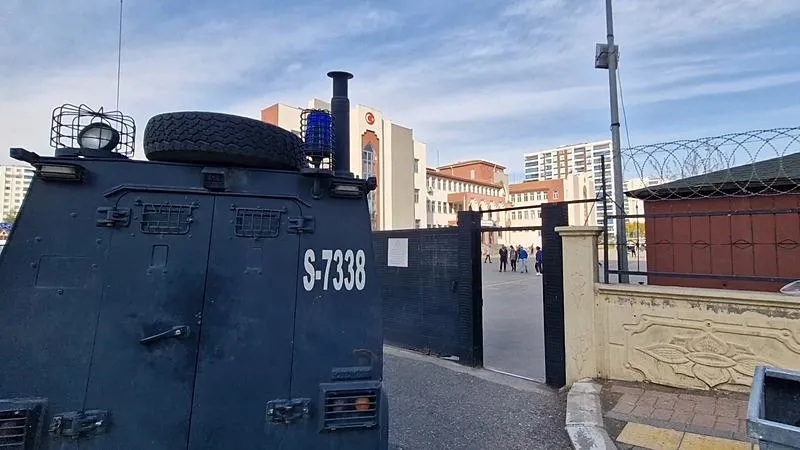 Diyarbakır'da bir öğrenci, dışarıdan getirdiği cıvayı okuldaki lavaboya döktü. (DHA)