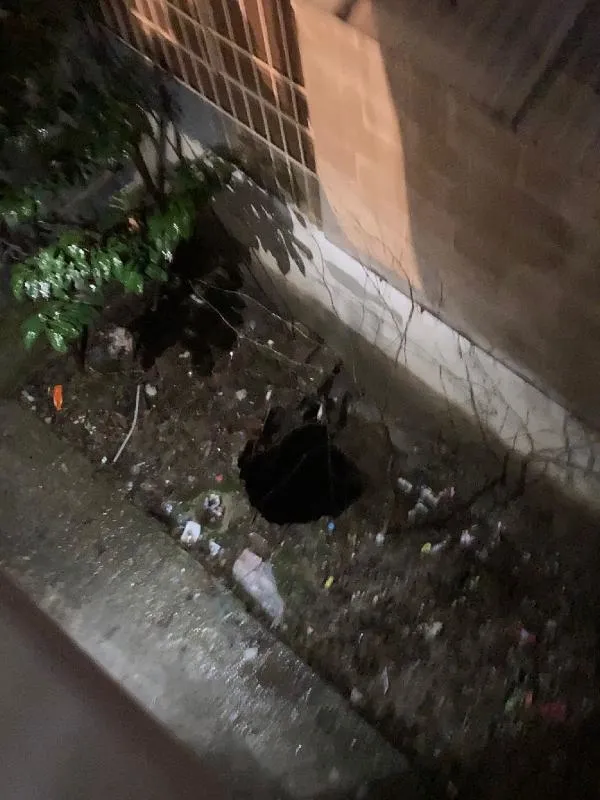 Bağcılar'da korku dolu anlar: 3 katlı binanın bahçesinde göçük oluştu!-3