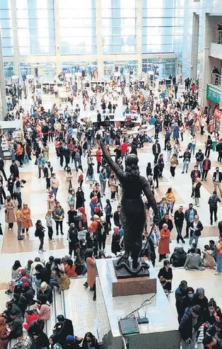 İstanbul Adalet Sarayı'nda sözleşmeli icra ve zabıt katipliği uygulama sınavı nedeniyle büyük yoğunluk yaşandı