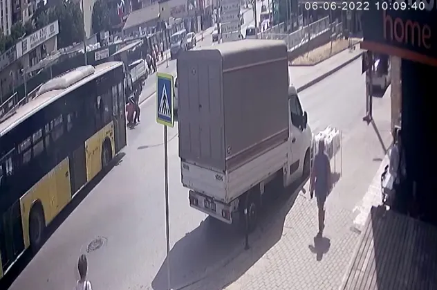 Ümraniye'de İETT otobüsü dehşet saçtı! Karşıya geçmeye çalışan temizlik işçisine çarptı