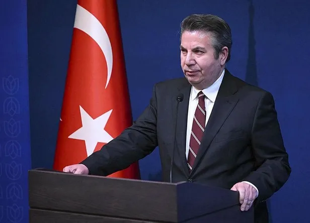 New York'taki Türkevi'ne 15 Temmuz günü canını veren şehitlerin isim ve fotoğraflarının bulunduğu dev bir bayrak asıldı-3