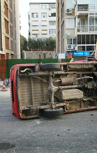 Park halindeki araçlara çarpıp yan yattı! Yaralılar var