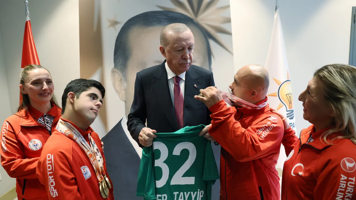 Başkan Erdoğan'a özel sporculardan forma sürprizi