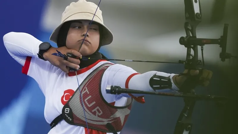 2024-paris-olimpiyat-oyunlarinda-6-gun-busenaz-surmeneli-ve-busenaz-cakiroglu-ceyrek-finalde-bir-madalya-daha-1722578811476.jpg ELİF BERRA GÖKKIR