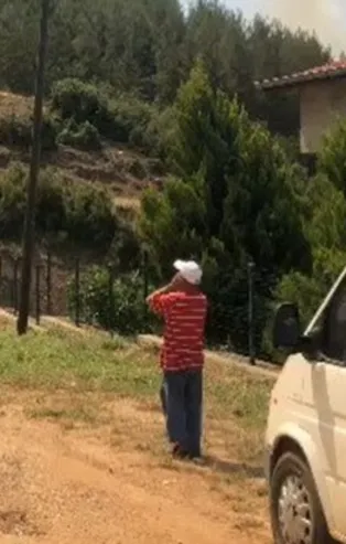 Büyüyen alevlerin evine ulaşmadan söndürülmesi için ezan okudu