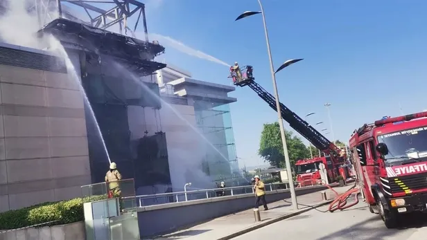 istinye-park-avmde-yangin-son-dakika-istinye-park-avm-yangin-sonduruldu-mu-can-kaybi-var-mi-sariyer-yangin-son-1685026831657.jpeg İstinye Park AVM'de yangın son dakika! İstinye Park AVM yangın söndürüldü mü? Can kaybı var mı? Sarıyer yangın son dakika görüntüler...-3