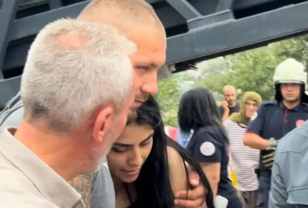 samsunda-gorenler-gozlerine-inanamadi-sevgilisine-kizdi-40-metre-yuksekliginde-154-bin-voltluk-yuksek-gerilim-1695919671087.jpeg Samsun'da görenler gözlerine inanamadı! Sevgilisine kızdı 40 metre yüksekliğinde 154 bin voltluk yüksek gerilim hattı direğine çıktı-9