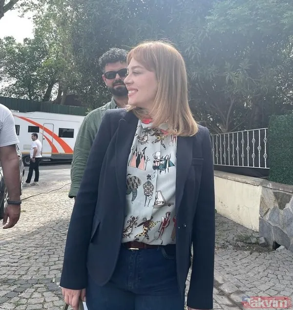 Bahar'ın yıldızı Demet Evgar'ın kızı Mavi'ye bakın! Beraber tatile çıktılar! Mavi'nin tavşan sevdiği anlar beğeni yağmuruna tutuldu - 3