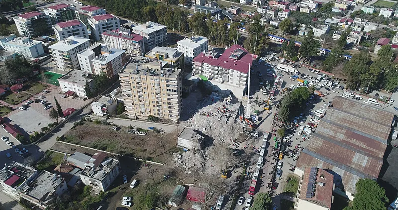 Depremde yıkılarak 105 kişiye mezar olan Bilge Sitesi (İHA)