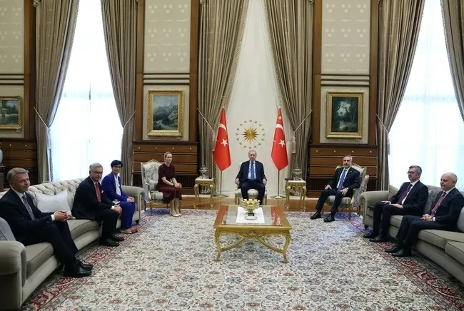 kulliyede-turkiye-ab-trafigi-erdogan-kaja-kallasi-kabul-etti-1782826096863.jpeg Külliye’de Türkiye-AB trafiği: Başkan Erdoğan Kaja Kallas’ı kabul etti | Kallas’tan Türkiye vurgusu: AB adayı ve kilit ortak-2
