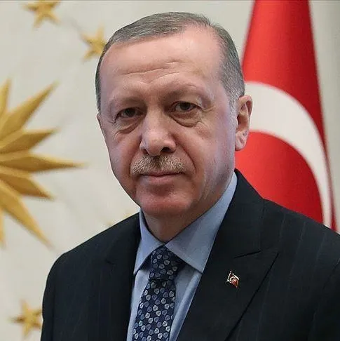 Her birini gözlerinden öpüyor, başarılar diliyorum