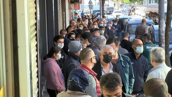 istanbul-esenlerde-ucuz-tatli-almak-isteyenler-erkenden-kuyruga-girdi-1620800529205.jpg İstanbul Esenler'de ucuz tatlı almak isteyenler erkenden kuyruğa girdi-3