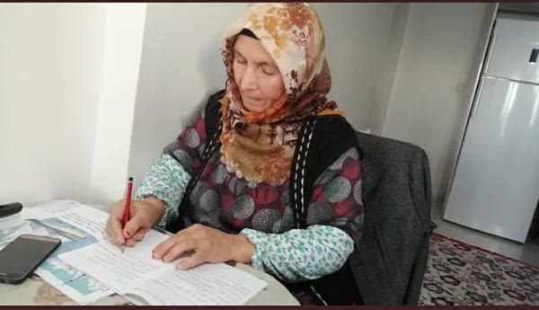van-edremite-yasayan-60-yasindaki-asli-imre-cocuklarindan-3u-doktor-4u-ogretmen-biri-muhendis-biri-hemsire-olduktan-sonra-okuma-yazma-ogrenmeye-baslad-1609230243539.jpg Van'da oğlu paylaştı yüz binlerce beğeni aldı! Sosyal medya bu anneyi konuşuyor-15