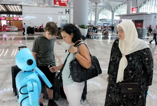 İstanbul Havalimanı'nda danışma robotları göreve başladı-2