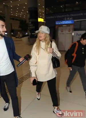 Hadise, sabaha karşı Antalya konseri dönüşü İstanbul Havalimanı'nda görüntülendi, patlayan flaşlarla şaşkına döndü. Keyfi kaçan ve yüzü düşen şarkıcı, "Bu...