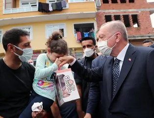 Başkan Recep Tayyip Erdoğan'a Rize'de sevgi seli! Çocuklara hediye verdi çay davetini geri çevirmedi...