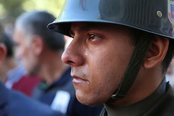 Şehit babası ağlayan askerin gözyaşlarını sildi-1