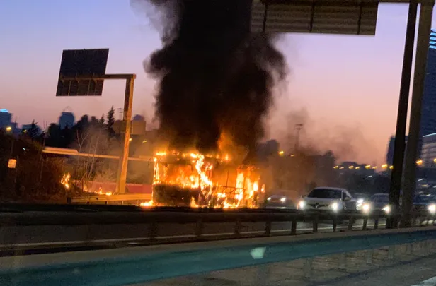 TEM otoyolunda bir otobüs alev aldı! Trafik durma noktasına geldi!-1