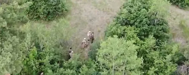İHA korkusu hainleri ele verdi: Teröristlerin insansız hava aracından korunmak için şemsiye açtığı ortaya çıktı-6