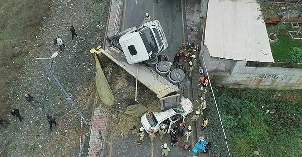İstanbul’da hafriyat kamyonu dehşet saçtı! Otomobilin üzerine devrildi yol kapatıldı