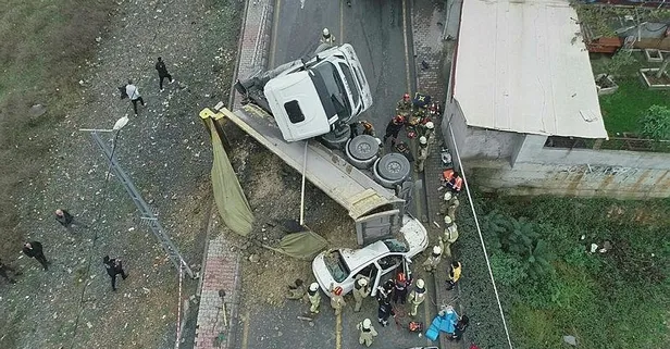 İstanbul'da hafriyat kamyonu dehşet saçtı! Otomobilin üzerine devrildi yol kapatıldı