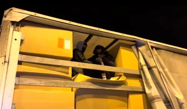 1641558909130.jpg Çanakkale'de umuda yolculuk kısa sürdü! TIR dorsesinde yakalandılar-1