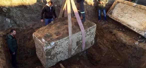 Çorum'da ev için yapılan temel kazısı sırasında Roma dönemine ait yaklaşık bin 900 yıllık lahit bulundu