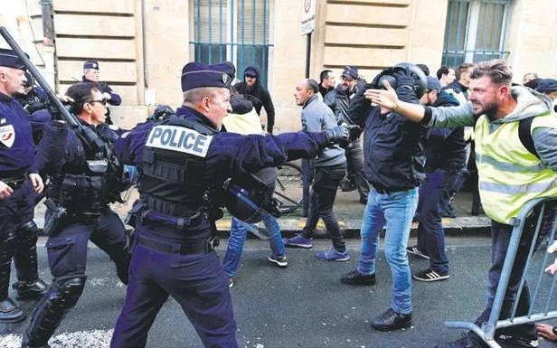 Fransız polisi Louis Vuitton mağazasını korumaya aldı-2