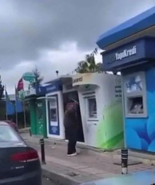 Beykoz'da ATM'lere zarar veren şüpheli yakalanarak hastaneye sevk edildi-3