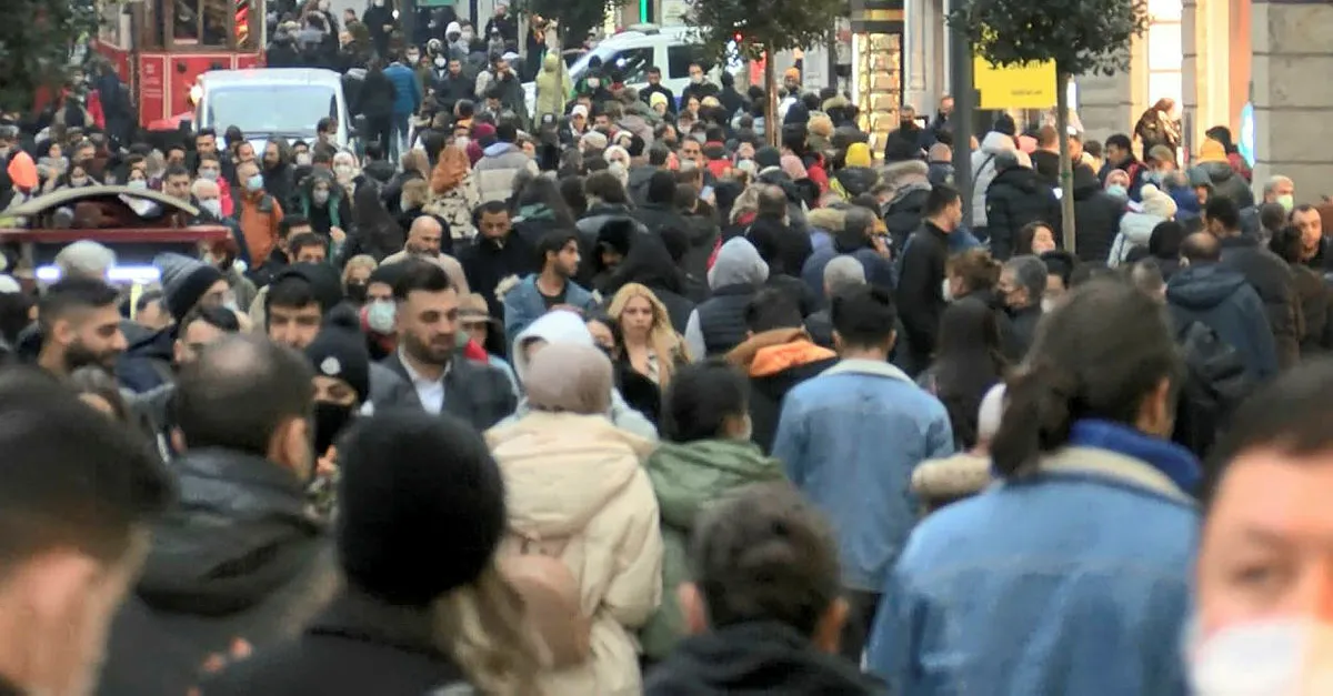 Taksim, İstiklal Caddesi, Eminönü...İstanbul yılbaşı yoğunluğuyla doldu taştı!
