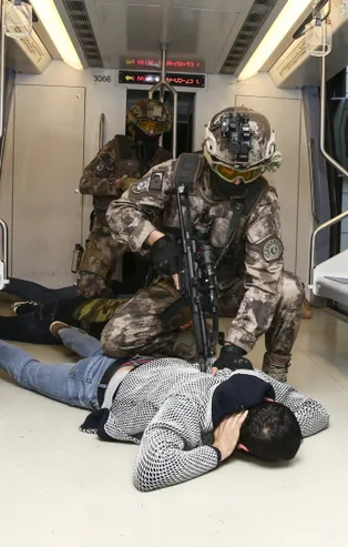 Ankara metrosunda nefes kesen anlar!