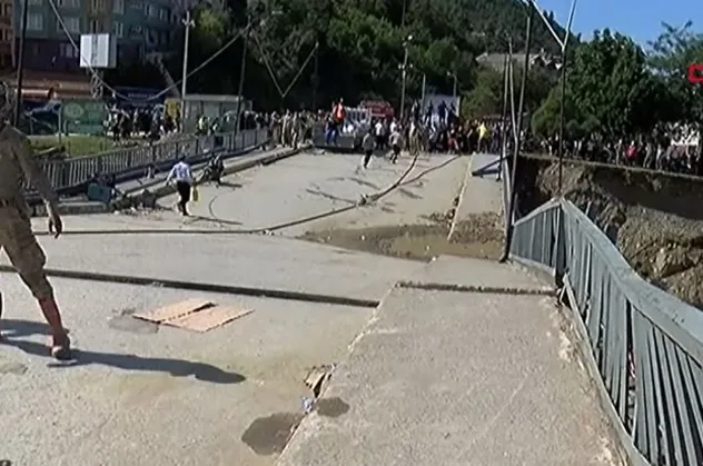 Sinop'ta panik anları! Yardım çalışmasında köprüde çökme tehlikesi