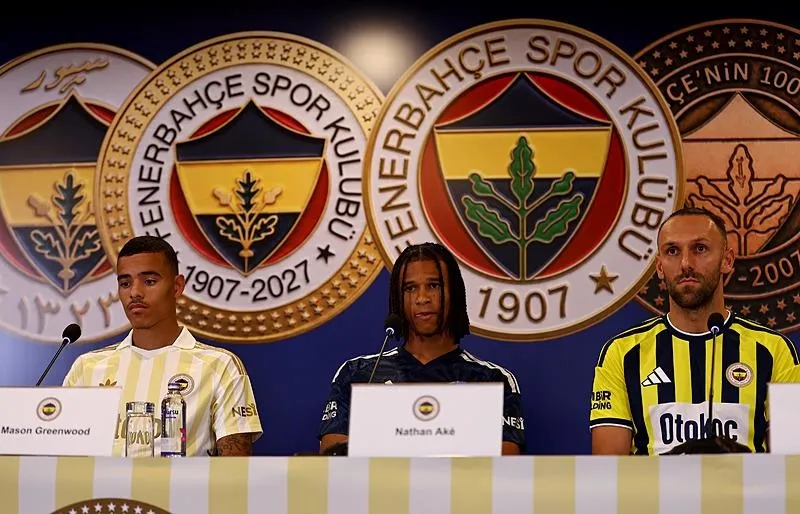 fenerbahceden-imza-toreninde-transfer-mujdesi-geldi-1784295525797.jpeg Fenerbahçe'den yeni transferlerin imza töreninde flaş mesaj: 1 transfer daha yolda!-4