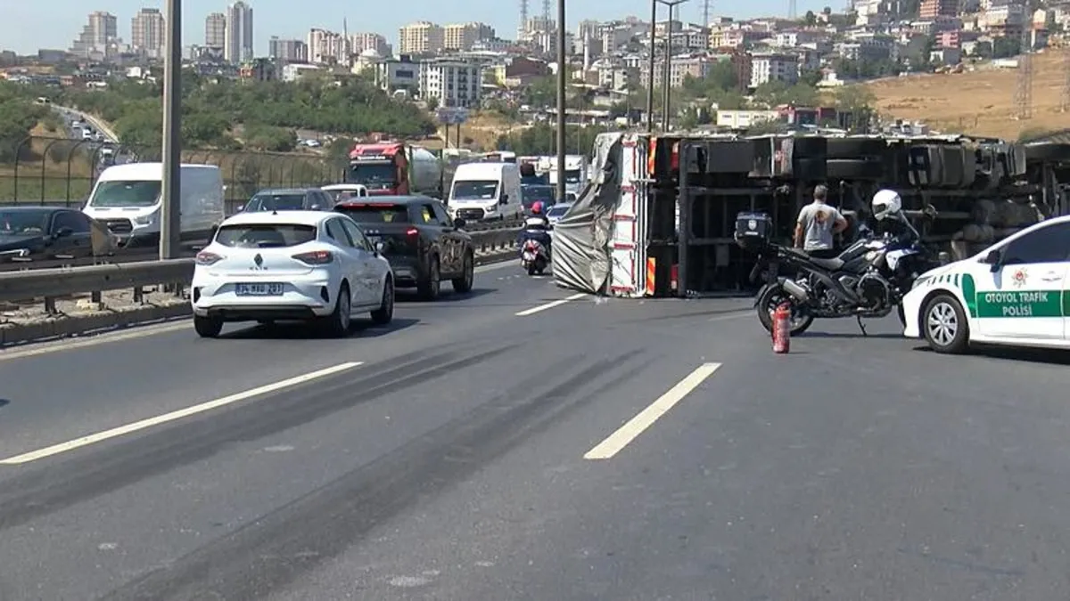TEM'de kamyon devrildi! Trafiğe kapatılan yol yeniden açıldı