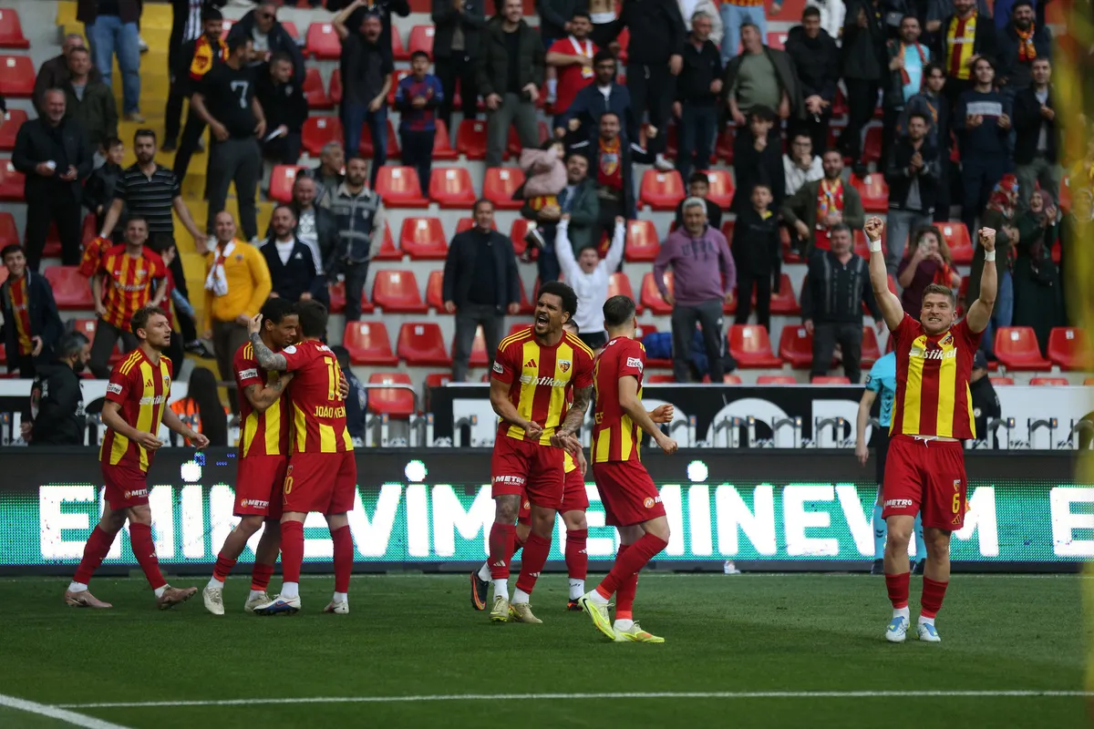 kume-dusme-hattinda-net-galibiyet-kayserispor-rizesporu-2-0-yendi-1777134010199.jpg Kayserispor küme de kalma adına çok önemli bir zafer elde etti