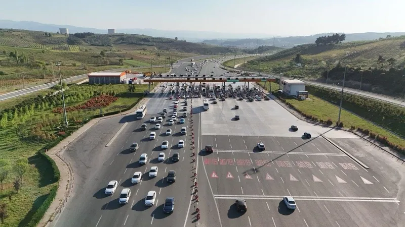 Bayram tatili trafiği: Otoyollardan 11,2 milyon araç geçti 820 bin kişi demiryollarını kullandı-4