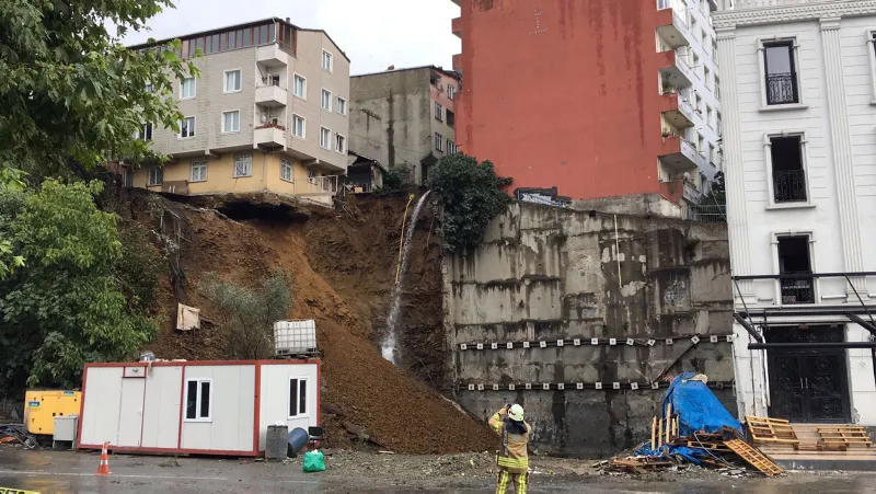 Korkulan oldu! Canlı yayında bina çöktü - 8