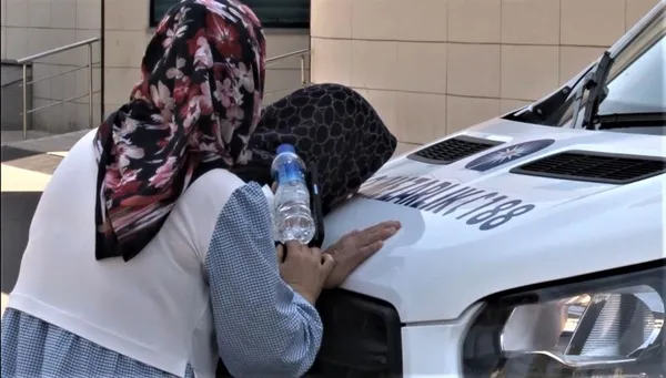 oglunun-acisina-dayanamayip-cenaze-aracini-open-anne-yurekleri-dagladi-1662981161433.jpeg Oğlunun acısına dayanamayıp cenaze aracını öpen anne yürekleri dağladı-5