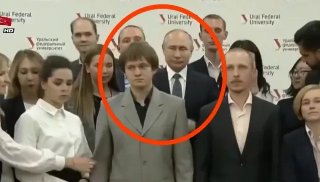 Fotoğrafta Putin’in önüne geçti: Görevlilerden jet müdahale