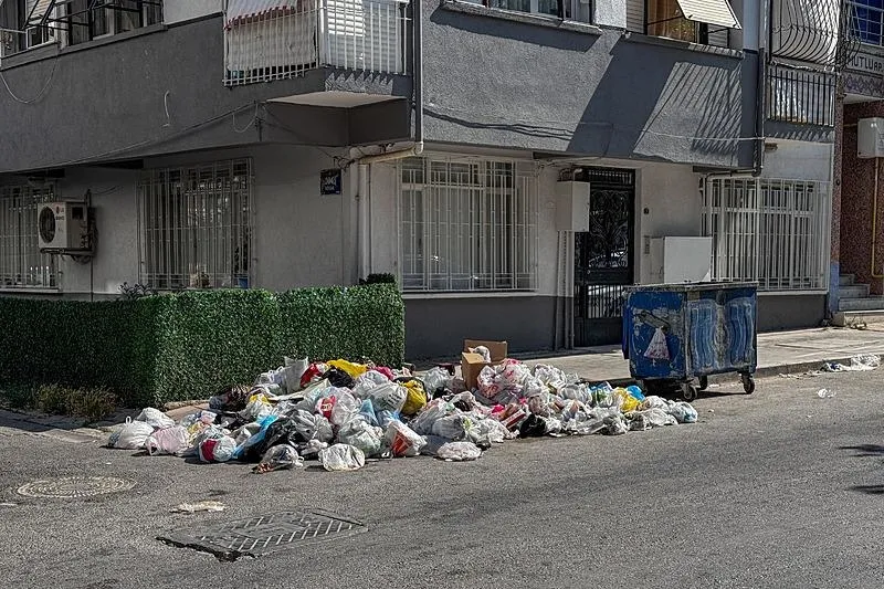 İzmir Buca'da işçilerin grevi sebebiyle oluşan çöp yığınları tepkilere neden oluyor. (AA)