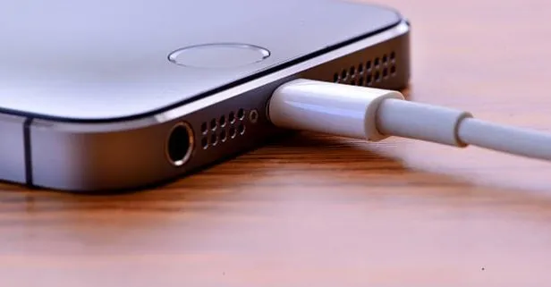Orijinal iPhone şarj aleti nasıl anlaşılır, farklı şarj cihazı telefona zarar verir mi? Telefonunuzu seviyorsanız bunları sakın yapmayın!
