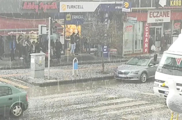 Kars'ta nisan ayının sonunda dolu yağdı