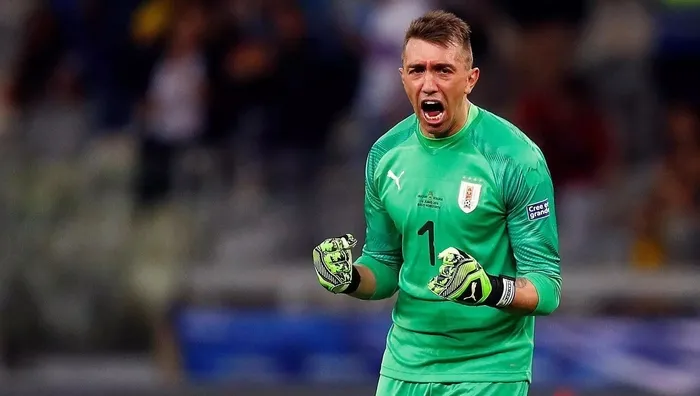muslera-uruguay-yolcusu-galatasarayin-1-numarasi-icin-uruguaydan-flas-bir-iddia-ortaya-atildi-1703019605486.jpeg