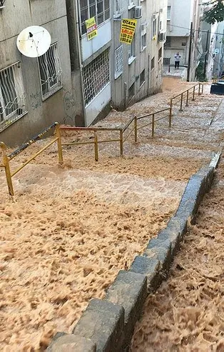 Son dakika: İzmir'in Konak ilçesinde cadde ve sokaklar göle döndü