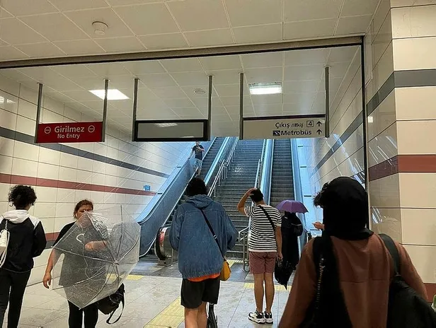 İstanbullular sağanakla mücadele ederken CHP'li İmamoğlu’ndan akılalmaz açıklama! Sorunu çözdük dedi sokaklar göle döndü yollar çöktü-13