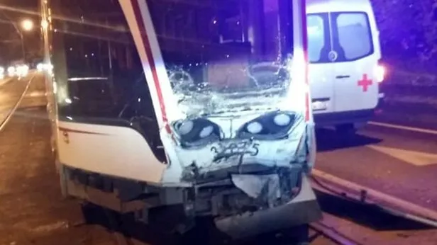 Korkunç kaza kamerada! Tramvaylar kafa kafaya çarpıştı-1